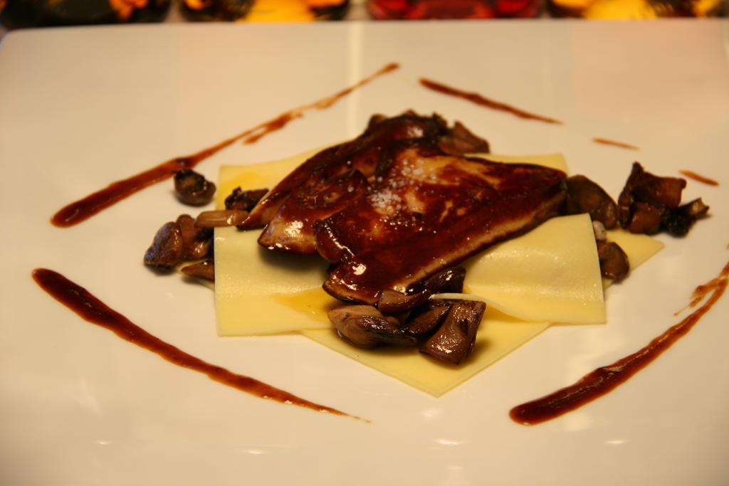 Logis Au Canard Gourmand Samatan Exteriör bild